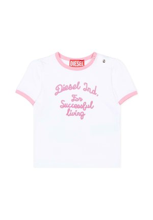 T-shirt blanc à manches courtes avec bordure rose, bouton pression à l'épaule et texte rose "Diesel Ind. For Successful living" sur le devant.