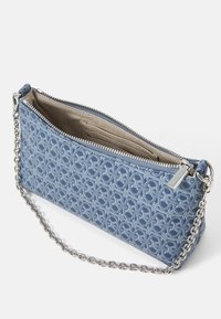 Denim kék clutch táska texturált mintával, ezüst lánc pánttal és cipzáras záródással. Belső terében rekeszek találhatók a rendezett tárolás érdekében.
