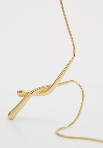 Gul vedhængs halskæde med et snoet design og en glat, reflekterende overflade. Har en tynd, fleksibel kæde med en glat finish.