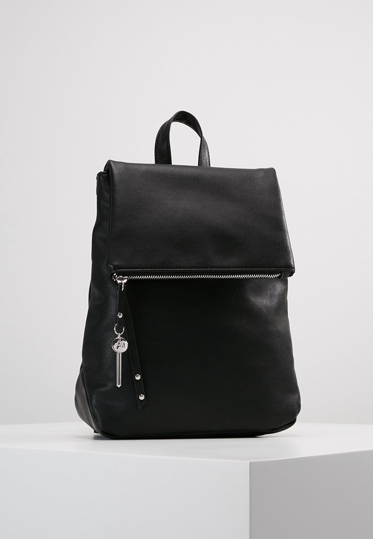 Czarny skórzany plecak z klapą na zakładkę, srebrnymi okuciami, przednią kieszenią na zamek oraz dwoma górnymi uchwytami do łatwego przenoszenia.