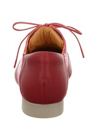 Roter Lederschuh mit runder Zehenpartie, strukturierten Oberflächen und einem hellen, niedrigen Absatz. Er hat ein Schnürdesign an der Rückseite.