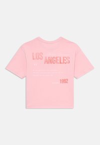 Rozā kokvilnas T-krekls ar uzrakstu "LOS ANGELES" un citātu grafiku uz aizmugures. Klasisks piegriezums ar īsām piedurknēm, apaļu kakla izgriezumu un taisnu apdari.