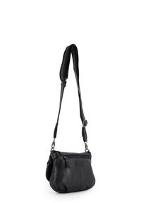 Schwarze Leder-Crossbody-Tasche mit verstellbarem Tragegurt, Reißverschluss und Fronttasche. Weiche Textur mit gesteppten Details und Messingakzenten.