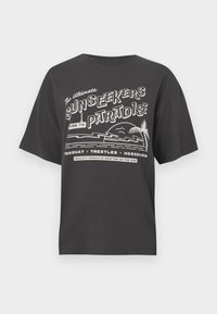 SUNSEEKERS HERITAGE TEE - Print T-shirt - washed black
