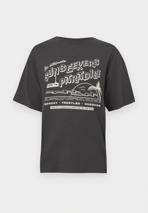Schwarzes Baumwoll-T-Shirt mit weißem Grafikdruck, der Text und Strandmotive zeigt, einschließlich Palmen und Wellen. Lockerer Schnitt und Rundhalsausschnitt.