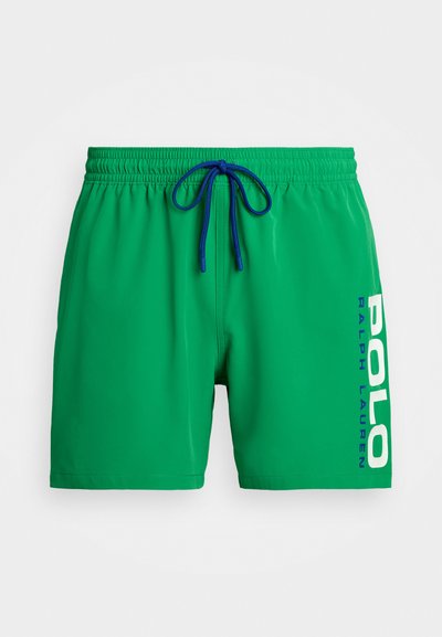 Shorts de bain verts avec une ceinture élastique et un cordon bleu. Présente un logo blanc "POLO RALPH LAUREN" sur le côté. Texture lisse.
