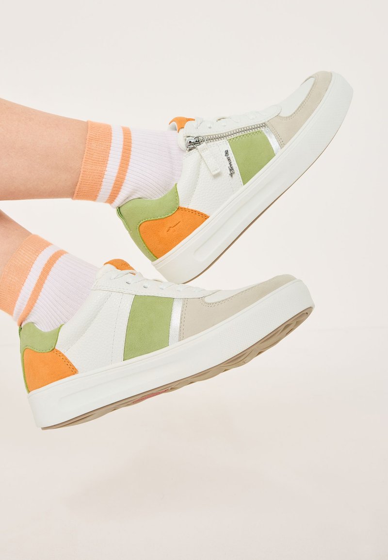 Baskets blanches avec des accents verts, orange et beige ; cuir et daim texturé ; design à lacets ; semelle en caoutchouc avec une outsole marron clair.