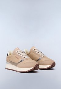 Sneakers in suede beige con accenti metallici, suole in gomma texturizzata e lacci color crema. Presentano una linguetta imbottita e il logo sul lato.