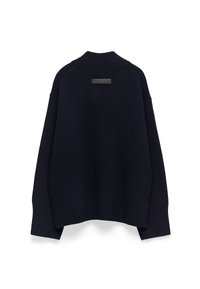 Maglione lavorato a maglia di colore navy con colletto alto, polsini e orlo a coste; include una toppa rettangolare sulla parte superiore della schiena.