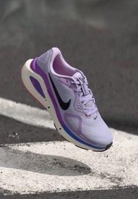 Μωβ αθλητικό παπούτσι με διχτυωτό επάνω μέρος, μαύρο σούσι και πολύχρωμες λεπτομέρειες. Διαθέτει απορροφητική σόλα και ελαφρύ σχέδιο.