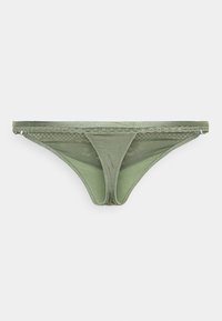 Groene slip met een gladde textuur, voorzien van een kanten rand langs de tailleband en een minimalistisch ontwerp.