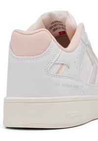 Weißer Sneaker mit pinken Akzenten, glattes Leder-Obermaterial, perforierte Details, strukturierte Gummisohle und eingeprägtem "ST. POWER PLAY".