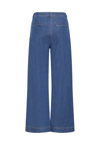 Pantalon en denim à jambes larges, teinte bleu moyen, doté d'une taille haute, de deux poches arrière et d'une couture contrastée le long de l'ourlet.