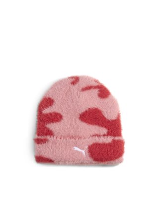 Bonnet pelucheux rose et rouge à motif camouflage avec un logo Puma blanc sur le bord replié, présenté sur fond blanc.