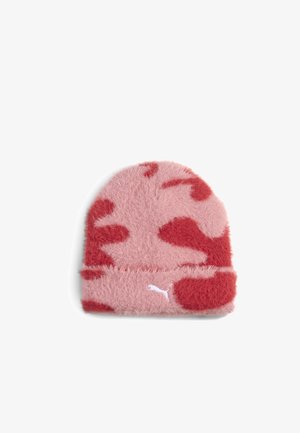 Bonnet pelucheux rose et rouge à motif camouflage avec un logo Puma blanc sur le bord replié, présenté sur fond blanc.