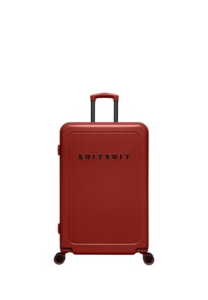 Roter Hartschalenkoffer mit vertikalen Rillen, vier Rollen, Teleskopgriff und der Marke "SUITSUIT" auf der Vorderseite.