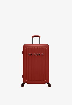 Roter Hartschalenkoffer mit vertikalen Rillen, vier Rollen, Teleskopgriff und der Marke "SUITSUIT" auf der Vorderseite.