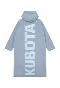 Langer grauer Regenmantel mit Kapuze, der auf dem Rücken großen weißen Text "KUBOTA" vertikal aufgedruckt hat. Glattes, leichtes Material.