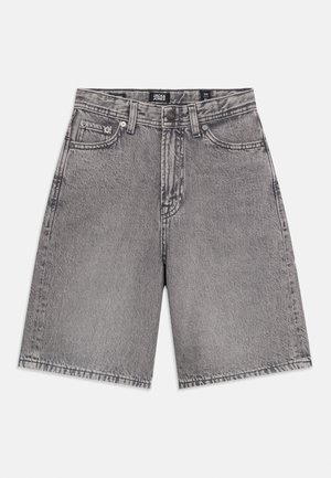 Pilkos spalvos džinsiniai šortai iki kelių su penkiomis kišenėmis, diržo kilpelėmis ir sagos užsegimu juosmens srityje.