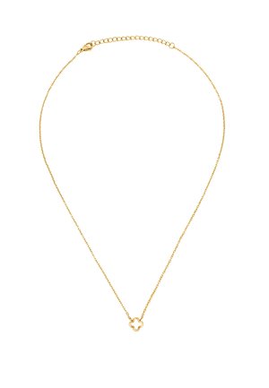 Collier délicat en chaîne d'or avec un petit pendentif quadrilobe ouvert et une fermeture à mousqueton sur fond blanc.