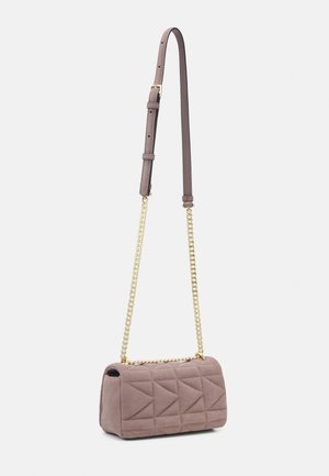 Mała prostokątna karminowa pikowana torba na ramię z złotym łańcuszkiem i regulowanym paskiem skórzanym na białym tle.