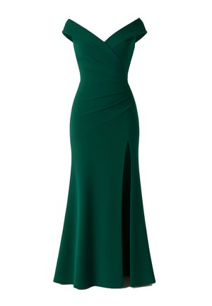 Ciemnozielona sukienka wieczorowa z odkrytymi ramionami, marszczonym korpusem, dopasowaną talią, długości do podłogi oraz wysokim rozcięciem po lewej stronie.