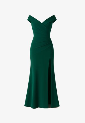 Donkergroen off-shoulder avondjurk met gerimpelde buste, aansluitende taille, vloerlange rok en een hoge split aan de linkerkant.