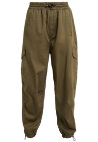 Pantalon cargo vert olive avec ceinture élastique, cordon de serrage, poches latérales, poches à rabat boutonnées sur les cuisses, et poignets élastiques avec cordons.