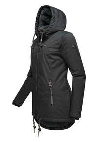 Svart isolerad jacka med huva, frontdragkedja och sidofickor, med snoddar och en mjuk, texturerad innerfoder.