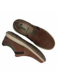 Bruine leren instappers met een geperforeerd ontwerp, contrasterende groene en bruine accenten, rubberen zool en demping voor comfort.