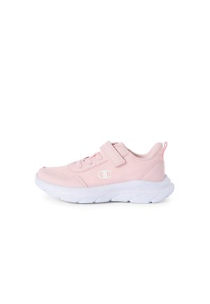 Zapatilla deportiva rosa claro con suela blanca, parte superior de malla y sintética, cierre de velcro, cordones, logo lateral y tira de sujeción en el talón.