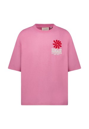 Roze katoenen t-shirt met een losse pasvorm. Heeft korte mouwen en een ontwerp aan de voorkant met rode letters en een spettergrafiek.