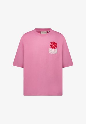 Roze katoenen t-shirt met een losse pasvorm. Heeft korte mouwen en een ontwerp aan de voorkant met rode letters en een spettergrafiek.
