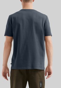Donkergrijze t-shirt met korte mouwen en een ronde hals, gemaakt van zachte stof, met een gladde textuur en een eenvoudig ontwerp.