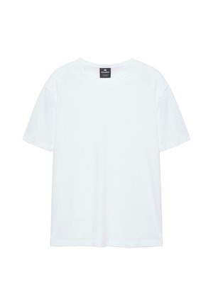 T-shirt blanc uni à manches courtes et col rond avec une étiquette noire Pull&Bear à l'intérieur de l'encolure, présenté sur un fond blanc.