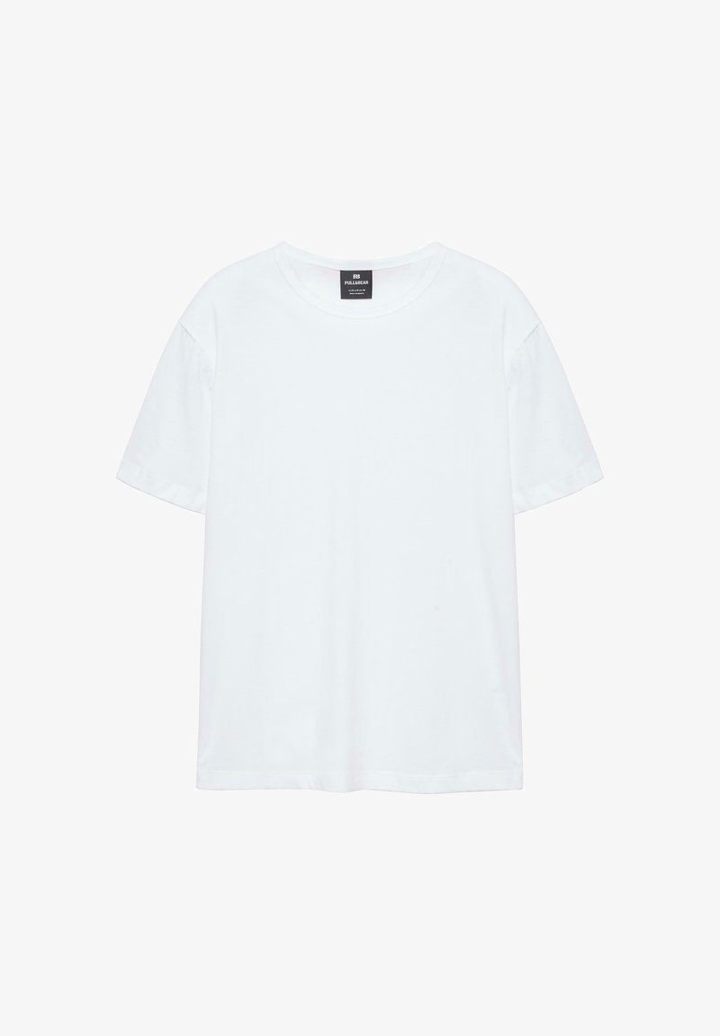 T-shirt blanc uni à manches courtes et col rond avec une étiquette noire Pull&Bear à l'intérieur de l'encolure, présenté sur un fond blanc.
