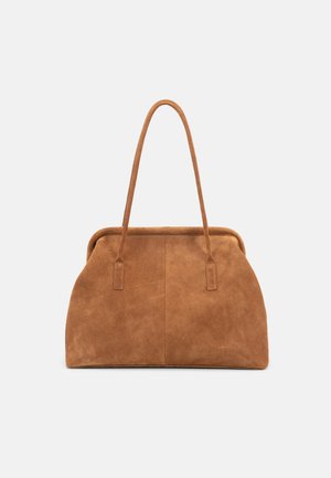 Hnedá semišová kabelka s dlhými rukoväťami a mäkkým, štruktúrovaným dizajnom na jednoduchom svetlom pozadí.