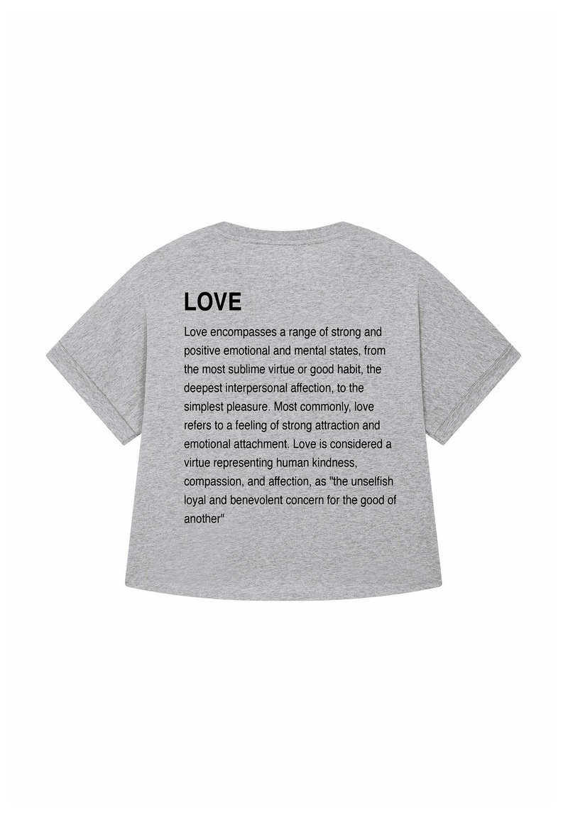 T-shirt grigio in cotone con maniche corte, con la parola "LOVE" stampata in grassetto nero e una definizione stampata sotto in carattere nero più piccolo.