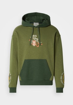 Olivgrüner Hoodie mit einer Kängurutasche, Kapuze mit Zugband und gestickten Akzenten an den Ärmeln für eine mehrschichtige Textur und ein ansprechendes Design.