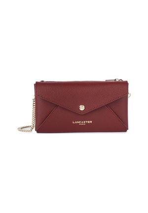 Portafoglio in pelle bordeaux con finitura texturizzata, dotato di chiusura a scatto dorata e tracolla a catena. Include un lembo inclinato e un dettaglio del logo.