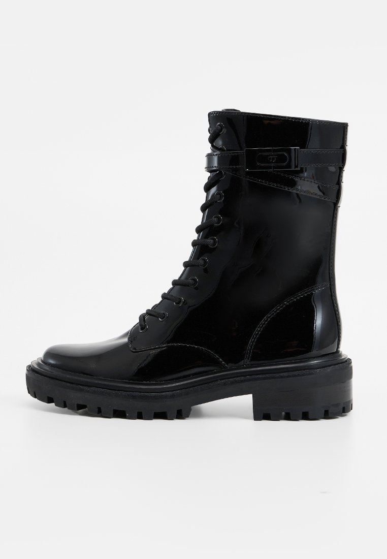 Schwarze Lackleder-Schnürstiefeletten mit dicker Sohle, runder Zehenpartie und seitlicher Schnallenverzierung. Verfügt über Ösen-Schnürung und strukturierte Oberfläche.