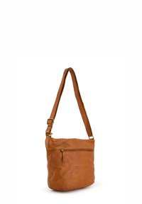 Tasche aus hellbraunem Leder mit einem verstellbaren Gurt, reißverschluss Hauptfach und Vorderfach. Glatte Textur und dezente Stichdetails.