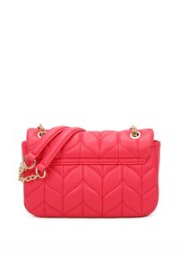 Borsa a tracolla trapuntata di un vivace colore rosa, con una superficie liscia e imbottita, hardware dorato e una tracolla removibile con dettagli in catena.