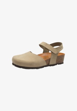 Sandalo beige con punta chiusa, cinturino regolabile alla caviglia, tacco a zeppa in sughero e suola esterna nera texturizzata.