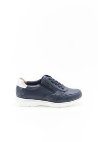 Sneaker blu navy in pelle texture con accenti glitterati, suola in gomma bianca, punta rotonda e design con lacci. Dettaglio argentato sul tallone.