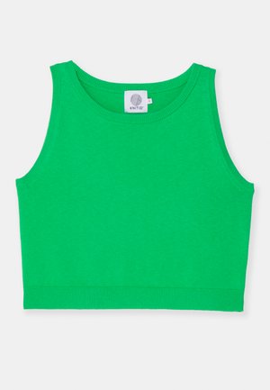 Grønn ermeløs tanktop laget av myk stoff med rund hals og ribbestrikket kant. Ingen mønstre eller detaljer. Merket er synlig ved halslinningen.