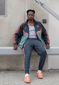 adidas Performance FC BAYERN M�NCHEN SZN TRACK TOP - Squadra - dark grey/hazy emerald