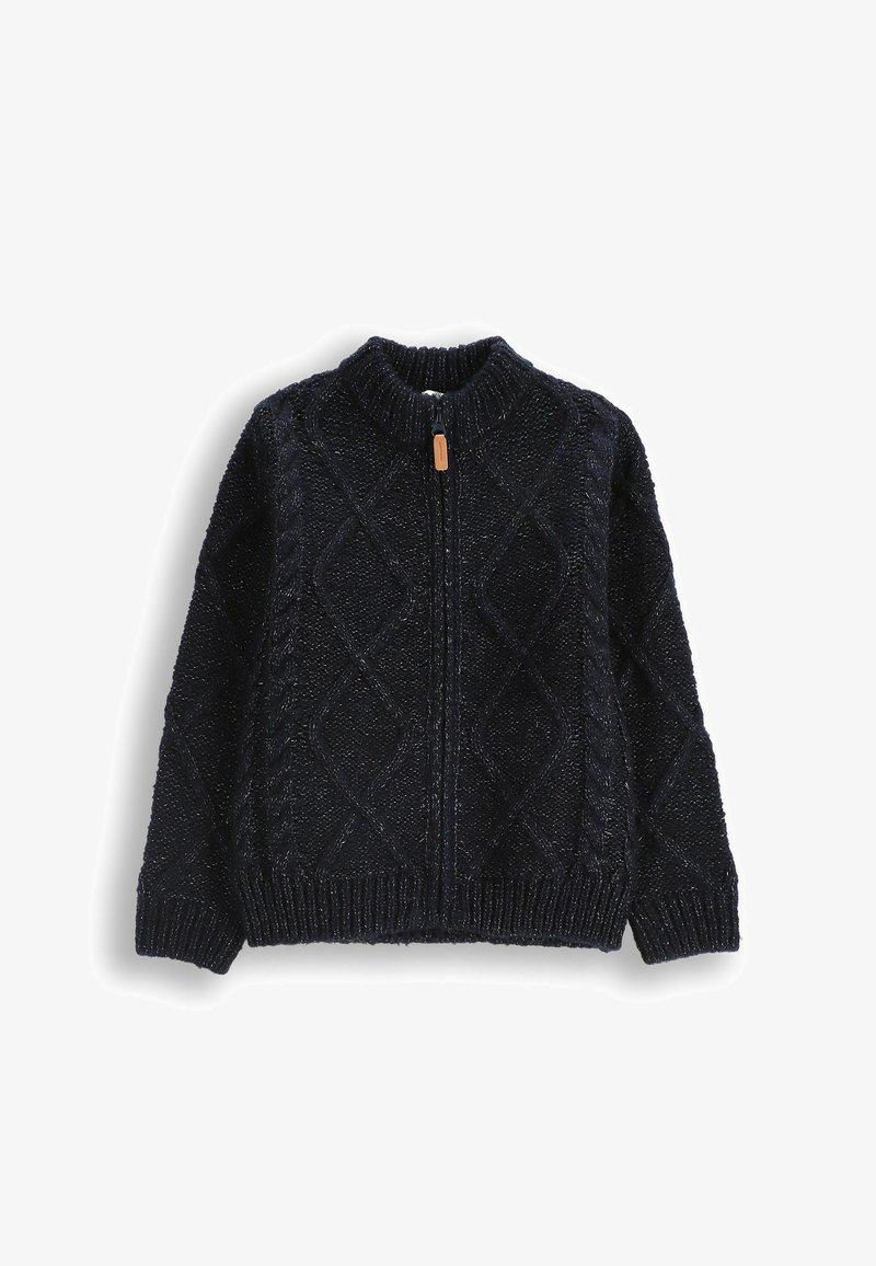 Granatowy sweter z dzianiny z wysokim kołnierzem, pełnym zamkiem i wzorem w romby. Posiada ściągacze przy mankietach i dolnym brzegu oraz małą skórzaną metkę.