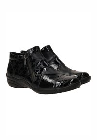 Bottines noires avec une finition vernie, présentant un motif reptile texturé, une fermeture éclair sur le côté et une semelle compensée basse.