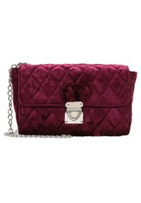 Bolso bandolera de terciopelo burdeos acolchado con herrajes plateados y un cierre de metal. Presenta una correa de cadena para el hombro y una textura suave.